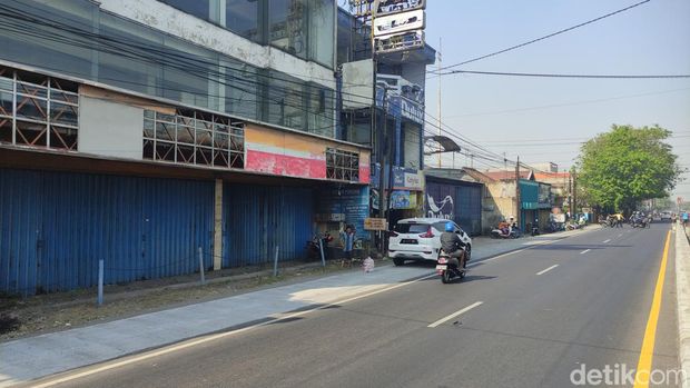 Jalan Raya Porong Lama setelah 17 tahun semburan lumpur seperti kota mati.