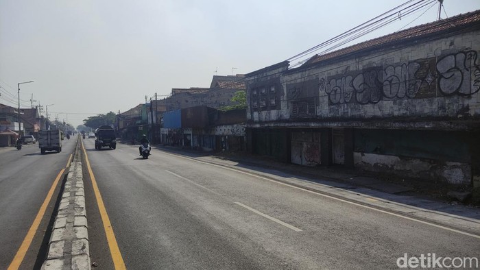 Jalan Raya Porong Lama setelah 17 tahun semburan lumpur seperti kota mati.