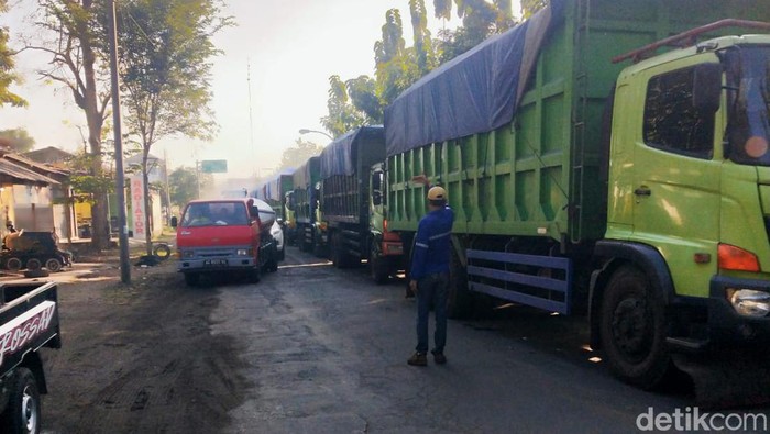 jalur blitar-malang macet saat musim giling tebu tiba