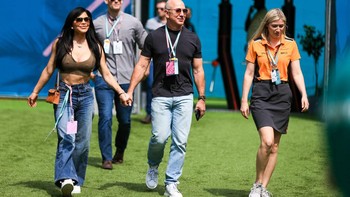 Mereka memberi tahu semua orang bahwa mereka bertunangan dan mereka sangat bersemangat, kata orang dalam ke New York Post. Mereka benar-benar jatuh cinta. Sumber lain menggambarkan mereka berperilaku seperti remaja terangsang, mereka saling menguasai dan membutuhkan. Foto: Getty Images