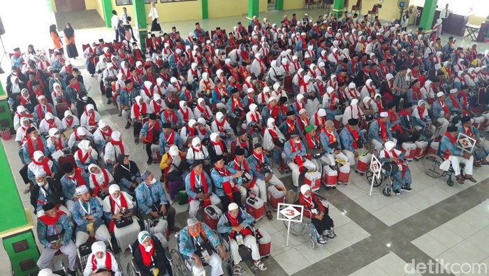 Jemaah calon haji 2023 Embarkasi Solo di Asrama Haji Donohudan, Boyolali.