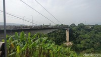 Saat awal beroperasi, jembatan ini merupakan akses tol. Dimana kendaraan yang melintas dikenakan tarif Rp 50 untuk sepeda motor dan Rp 100 untuk mobil. (Foto: Ikbal Selamet/detikJabar)