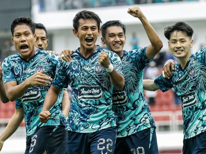 Jersey ketiga PSIS pada Liga 1 musim 2022/2023.