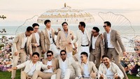 Momen para groomsmen foto bareng dengan latar laut dan langit yang cerah. Foto: dok. Instagram