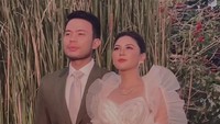 Yakup Hasibuan terlihat memkakai jas serba coklat. Sedangkan Jessica Mila memakai gaun panjang berwarna putih. Foto: dok. Instagram