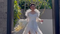 Jessica Mila memamerkan gaun dan riasannya dalam resepsi pernikahannya di Bali. Foto: dok. Instagram