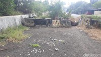 Berdasarkan pantauan detikcom di lokasi, Senin (29/5/2023), sisi utara jalan layang ini yang berhubungan langsung dengan JL. Pluit Barat Raya telah ditutup dengan tumpukan tanah dan beton pembatas jalan. Banyak rerumputan dan tumbuhan merambat menyelimutinya. Kemudian di penghubung jalan layang ini nampak belum dibeton, dan hanya ada batu-batu kerikil dan sisa-sisa rerumputan di bahu jalan.