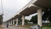 Proyek ini sendiri pertama kali dibangun pada 2015 lalu saat DKI Jakarta masih dipimpin oleh Basuki Tjahaja Purnama alias Ahok. Proyek ini awalnya dibangun untuk menghubungkan Jalan Pluit City menuju Tol Bandara Soekarno Hatta dan Tol Tanjung Priok. Saat itu, Ahok sempat mengklaim pembangunan JLNT ini menggunakan anggaran dari CSR milik salah satu perusahaan pengembang swasta. Namun belum diketahui perusahaan yang dimaksud.