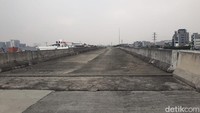 Nampak juga kondisi sambungan jalan pada proyek JLNT era Ahok ini memiliki celah sedikit terbuka yang dibiarkan begitu saja. Rangka-rangka besi dan sisa-sisa kayu terlihat di celah tersebut.  