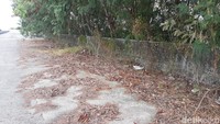 Kemudian bahu-bahu jalan ini juga sudah dibangun pembatas jalan dengan tinggi kurang lebih 1,5 meter, namun sesekali terlihat ada celah di pembatas jalan ini. Terdapat sisa tiang-tiang lampu jalan sekitar setiap 20 meter.  