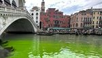 Waduh, Kanal di Venesia Mendadak Berubah Hijau