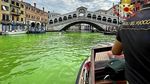 Waduh, Kanal di Venesia Mendadak Berubah Hijau
