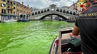Polisi di Venesia sedang menyelidiki sumber cairan hijau berpendar yang muncul pada Minggu (28/5) di Grand Canal kota yang terkenal itu.