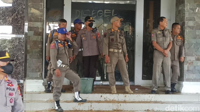 Kantor Bupati Tana Toraja dilempari lumpur saat demo menuntut perbaikan jalan.