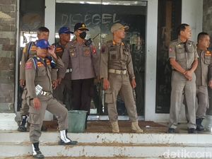 Warga Lempari Kantor Bupati Toraja Lumpur gegara Jalan Mappak Rusak Parah