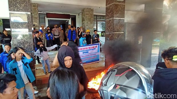Kantor Bupati Tana Toraja dilempari lumpur saat demo menuntut perbaikan jalan.