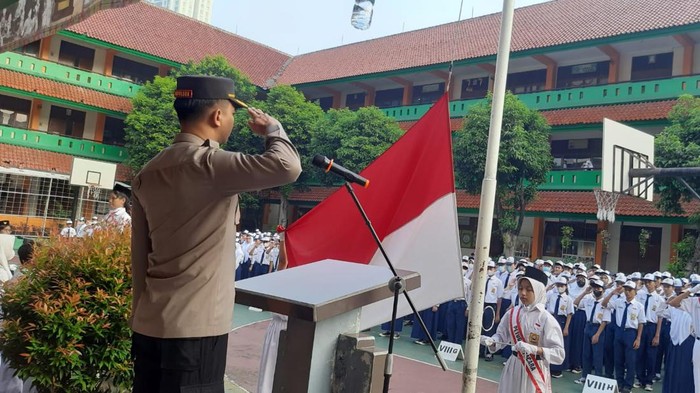 Kapolsek Kebayoran Baru Kompol Tribuana Roseno pimpin upacara di SMPN 11 Jakarta