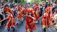 Acara ini juga berbagai macam tarian. Salah satunya penari yang mengenakan pakaian warna-warni ini.