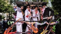 Ada juga peserta yang mengenakan kostum gerup Elvis Aaron Presley - TCB Forever!.