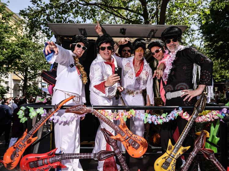 Karnaval Budaya di Berlin Tampilkan Berbagai Kostum Unik