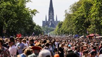 Ribuan warga berjalan di sepanjang jalan Hasenheide untuk memeriahkan parade Karnaval Budaya tahunan di Berlin, Jerman (28/5/2023).