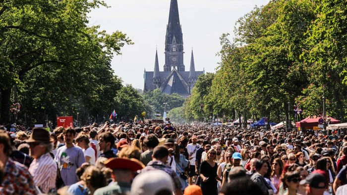 Karnaval Budaya di Berlin Tampilkan Berbagai Kostum Unik Karnaval Budaya di Berlin, Jerman kembali digelar. Acara ini merupakan salah satu acara tahunan terbesar yang dilaksanakan kembali usai pandemi.
