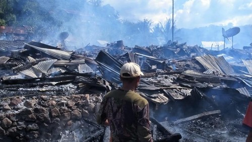 Korban kebakaran di Dusun Musuk, Desa Tangkampulit, Kecamatan Batulanteh, Sumbawa tengah melakukan pembersihan dan mencari barang-barang berharga sisa kebakaran.