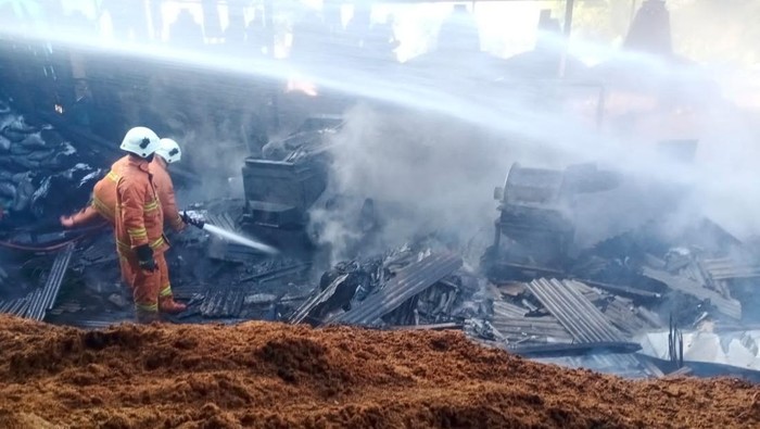 Kebakaran pabrik arang di Mojokerto.