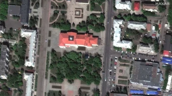 Citra satelit Maxar Technologies menunjukkan skala kehancuran Bakhmut. Kumpulan gambar pertama yang diambil Mei 2022 menunjukkan kota yang normal.  Ini adalah bangunan bioskop dan pertokoan di dekatnya. Setelah perang berkecamuk, semua seperti hancur. Foto: Maxar
