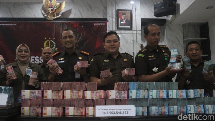 Kejari Jombang memamerkan hasil lelang aset koruptor KUPS Rp 2,9 M