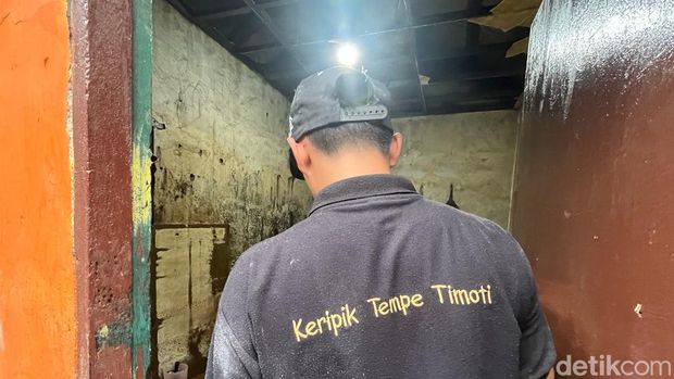 Keripik Tempe Timoti di sentra perajin keripik tempe Kramat Pela, Kebayoran Baru, Jaksel