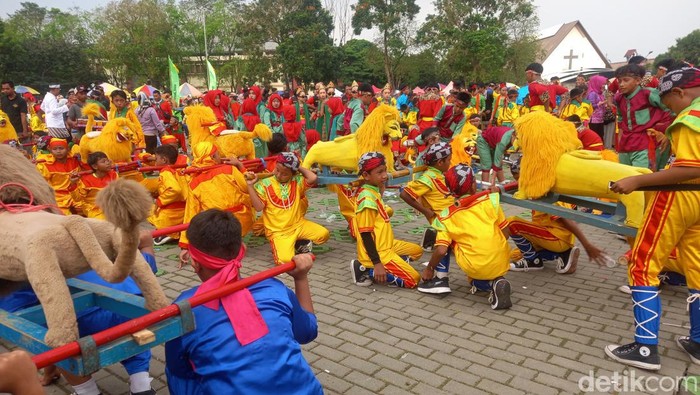 Kesenian Sisingaan yang ditampilkan dalam HUT ke-75 Kabupaten Subang, Senin (29/5/2023).