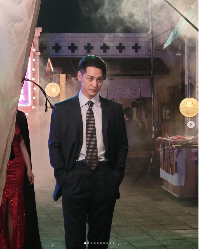 Kim Bum awalnya berperan sebagai raja bandit. Namun setelah bertemu dengan Lee Yeon (pemain Lee Dong Wook) dia harus membantu sang kakak membasmi para makhluk jahat. Foto: Dok. Instagram tvN, King Kong by Starship