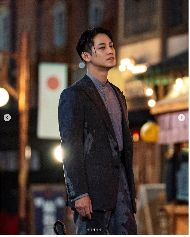 Kim Bum yang akan berusia 34 tahun di Juli 2023 ini pesonanya tak luntur sejak debut pada 2006. Malah bagi para penggemarnya Kim Bum sekarang lebih memesona dibandingkan dulu saat berperan sebagai So Lee-Jeong di Boys Over Flowers.  Foto: Dok. Instagram tvN, King Kong by Starship