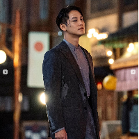 Kim Bum yang akan berusia 34 tahun di Juli 2023 ini pesonanya tak luntur sejak debut pada 2006. Malah bagi para penggemarnya Kim Bum sekarang lebih memesona dibandingkan dulu saat berperan sebagai So Lee-Jeong di Boys Over Flowers.  Foto: Dok. Instagram tvN, King Kong by Starship