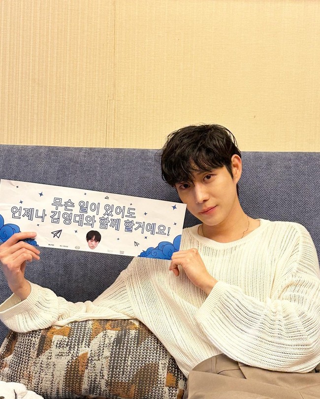 Kim Young Dae menggelar tur fanmeeting dan mendatangi penggemarnya di sejumlah negara Asia termasuk Indonesia. Tahun ini, dia juga sibuk mempromosikan dua judul drama, The Forbidden Marriage dan Moon In The Day. Bahkan sudah memulai syuting drama terbaru Because I Want No Loss. Foto: Instagram youngdae0302)