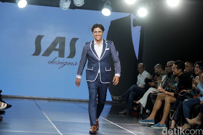 Peragaan SAS Designs turut menampilkan Harris Illanno Vriza. Sang aktor memakai setelan biru beraksen putih dengna padanan sepatu oxford coklat. (Foto: Abduh/Detikcom)