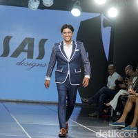 Peragaan SAS Designs turut menampilkan Harris Illanno Vriza. Sang aktor memakai setelan biru beraksen putih dengna padanan sepatu oxford coklat. (Foto: Abduh/Detikcom)