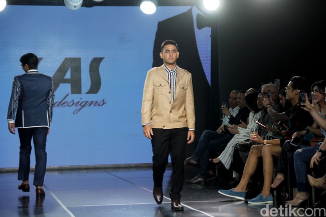 Putra Jeremy, Axel Matthew Thomas, juga tak kalah eksis. Ia memakai kemeja garis dan celana formal yang dipadu dengan jaket bergaya safari. (Foto: Abduh/Detikcom)