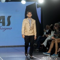 Putra Jeremy, Axel Matthew Thomas, juga tak kalah eksis. Ia memakai kemeja garis dan celana formal yang dipadu dengan jaket bergaya safari. (Foto: Abduh/Detikcom)