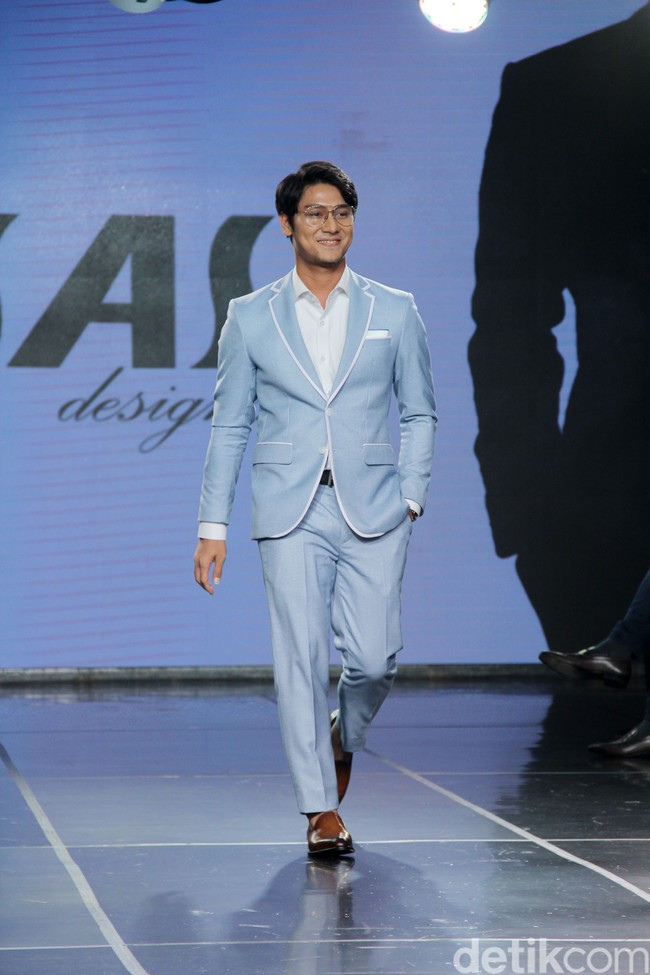 Tentunya Rizky Billar ikut meramaikan peragaan ini mengingat jas pernikahannya juga dibuat oleh SAS Designs. Disaksikan istrinya, Lesti Kejora, Rizky unjuk kebolehan sebagai model dengan setelan berwarna baby-blue. (Foto: Abduh/Detikcom)