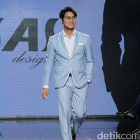 Tentunya Rizky Billar ikut meramaikan peragaan ini mengingat jas pernikahannya juga dibuat oleh SAS Designs. Disaksikan istrinya, Lesti Kejora, Rizky unjuk kebolehan sebagai model dengan setelan berwarna baby-blue. (Foto: Abduh/Detikcom)