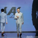 Gaya 7 Artis Indonesia Pakai Dad Sneakers Louis Vuitton Rp 15 Juta