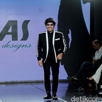 Tentunya tidak ketinggalan Atta Halilintar yang jas pernikahannya dulu dirancang oleh SAS Designs. Kali ini, ia memeragakan busana formal serba hitam yang dipadu jas bergaya athleisure dengan aksen putih. Headband khas Atta tetap jadi andalan. (Foto: Abduh/Detikcom)