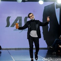 Deretan selebriti pria ternama muncul sebagai model di catwalk peragaan tersebut. Salah satunya Jeremy Thomas yang memeregakan setelan serba hitam dengan kemeja bergaya tuksedo yang bagian bawah dihiasi barisan nama ‘SAS’. Sepatu formal tanpa kaus kaki memberi kesan yang modern. (Foto: Abduh/Detikcom)