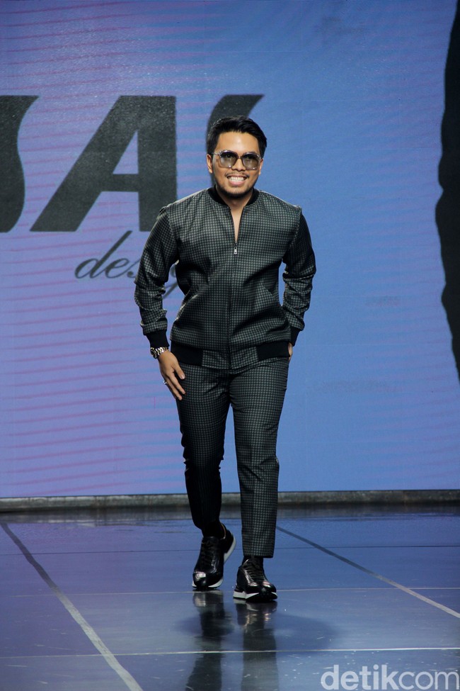 Tampil pula klan Halilintar. Thoriq Halilintar unjuk kebolehan dengan padanan jaket bomber dan sneakers untuk kesempatan formal. (Foto: Abduh/Detikcom)