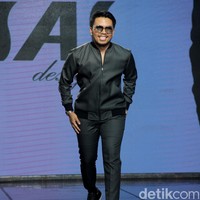 Tampil pula klan Halilintar. Thoriq Halilintar unjuk kebolehan dengan padanan jaket bomber dan sneakers untuk kesempatan formal. (Foto: Abduh/Detikcom)