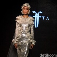 Fashion show Yefta Gunawan bertajuk Florasion yang menghadirkan gaun pengantin modern dengan sentuhan klasik di gelar di Enchanted Moments Wedding Fair di Hotel St. Regis Jakarta.  Foto: Andhika Prasetia/detikcom.