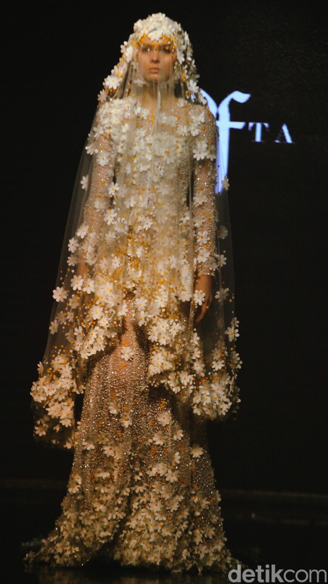 Fashion show Yefta Gunawan bertajuk Florasion yang menghadirkan gaun pengantin modern dengan sentuhan klasik di gelar di Enchanted Moments Wedding Fair di Hotel St. Regis Jakarta.  Foto: Andhika Prasetia/detikcom.