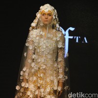Fashion show Yefta Gunawan bertajuk Florasion yang menghadirkan gaun pengantin modern dengan sentuhan klasik di gelar di Enchanted Moments Wedding Fair di Hotel St. Regis Jakarta.  Foto: Andhika Prasetia/detikcom.